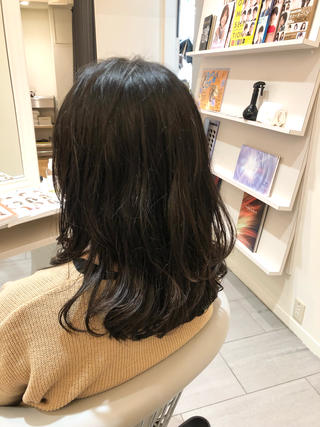 ミディアム 阪上 沙織のヘアスタイル