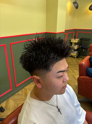 スパイキーショート×ピンパーマ

動きのあるスパイキーショートが渋かっこいいです！

テーパーフェードを入れることで締まりのあるスタイルになります！ 