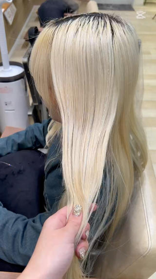 ロング まひろ エクステ／ハイトーンのヘアスタイル