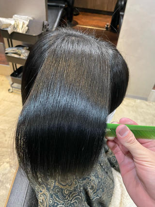 カラーだけでツヤツヤになりませんか？

【林のこだわりカラー施術工程】
カラー前の処理、トリートメント
（髪に必要な水分、栄養分補給）
↓
カラー剤にケア剤in
カラー剤のpH、オキシ濃度調整
↓
ホリスティック施術による放置時間短縮
（薬剤によるダメージ抑制）
↓
頭皮を擦らないマッサージシャンプー
（コラーゲン成分を高配合シャンプー使用）
↓
カラー後の栄養分補給、艶出しトリートメント
（仕上がりの手触り、柔らかさ向上）

ざっくりと書きましたが、普通のカラーと全く異なります。

かなりこだわっています。

カラーはただ髪を染めるだけではないです。

髪を染めながら髪質を良くしていき、更に美しくする。

傷ませずに老化をさせずにいつまでも美しい髪を創る。

髪質改善の要素を含んだカラーです。

そんなカラーが初回のみ¥2500 です。

ぜひご興味あればご予約くださいませ♪

心よりお待ちしております。 