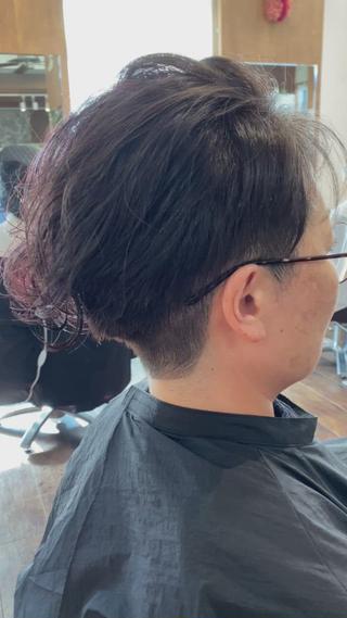 海外で人気のピクシースタイル（※）にユニコーンカラーでさらに個性的に。

※周りを刈り上げたベリーショートに、トップだけを長く残して片側に下ろしたスタイル。

モデルさんはスポーツジムのインストラクター。
ヘアスタイルもその人のアイコンとして個性を出したい方に、こんな大胆なスタイルを提案します。
刈り上げの高さや下す髪のボリュームで骨格もカバーできるので、意外とチャレンジしやすいですよ！ 