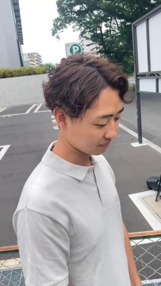 清潔感とおしゃれ感を両立した波巻きパーマスタイル！

動きのあるカールで、ラフやのに計算された仕上がりに！

襟足はすっきり刈り上げて、全体のバランスも◎

朝のスタイリングも楽ちんで、忙しい方にもおすすめです！

メンズパーマ初心者の方もお気軽にご相談ください！

一人ひとりに合ったスタイル提案させていただきます！ 
