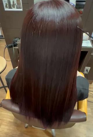 カット+髪質改善カラーです
栄養補給しながら塗り分け、ダメージを最小限に抑えております
髪質改善専門店での勤務履歴もありますのでご相談下さいませ