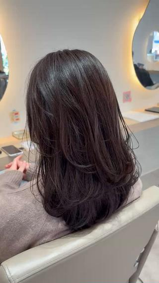 レイヤーカットは、髪に自然な動きと軽さを出してくれるのが大きな魅力です重く見えがちなスタイルでも、レイヤーを入れることで立体感が生まれ、巻いてもストレートでも今っぽい印象に仕上がります 顔まわりのデザインもしやすく、小顔効果が期待できるのも嬉しいポイント 髪の量や質感を選ばずバランスが取りやすいので、毎日のスタイリングが簡単になり、忙しい朝でも扱いやすい万能なカットです