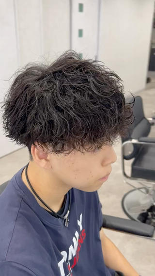 波巻きツイスパ×マッシュ
スタイルのポイント
サイドとバックをスッキリと刈り上げ、トップから前髪にかけてはしっかり動きのあるツイストスパイラルパーマをON。
マッシュベースのシルエットなので、カールがありながらも収まりが良く、程よいボリューム感が出せるのが魅力です。
こんな方におすすめ
• 校則や職場でそこまで派手にできないけど、おしゃれを楽しみたい方
• 朝のスタイリングをラクにしたい方
• 髪が直毛で動きが出にくい方
スタイルの雰囲気
清潔感あり
トレンド感◎
女子ウケ抜群の垢抜けスタイル