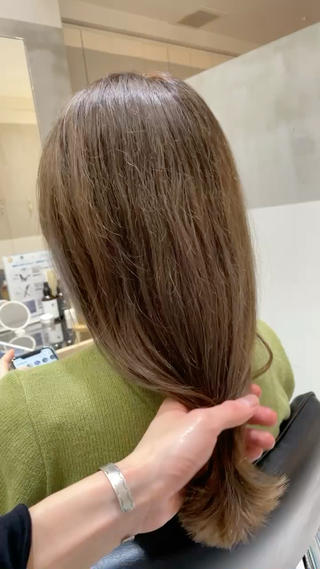 一回のブリーチで作るオリーブベージュ
赤みがでやすい方におすすめです♪
髪の毛の状態に合わせてダメージレスに仕上げます