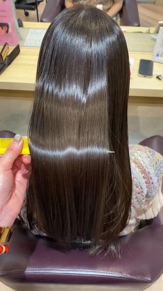 酸性ストレートでダメージを抑えながらまっすぐにします 