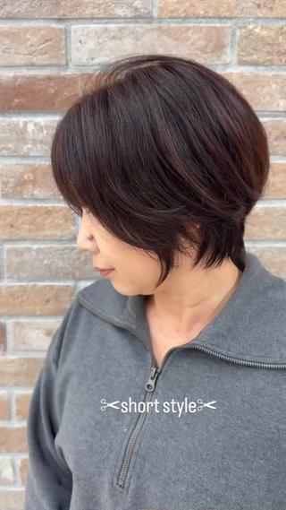 ショートにしたいけど、
自分に似合う形が分からない…という方へ。
骨格や髪質、首の長さを見ながら、
似合う長さと丸みのバランスを見極めてカットしています。
初めてでも挑戦しやすい“似合わせショート”です。
#ショート #ショートカット #ショートヘア #ショートボブ