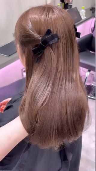 半分から下はブリーチ毛です♡
明るめブリーチなしカラーは重ねれば
重ねるほど透明感も明るさもUPします 