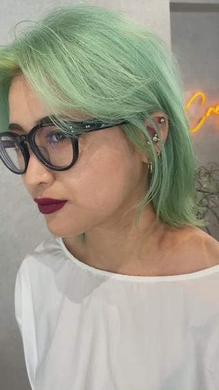 淡いミントグリーンカラー