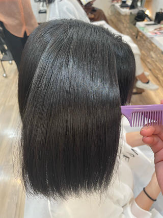 数ある投稿の中見て頂きありがとうございます
.
.
美髪縮毛矯正をして1ヶ月後のお客様がメンテナンスとしてトリートメントで御来店なさいました
1ヶ月後でも癖戻りはなく自然なまとまりを維持します
美髪縮毛矯正をされているお客様は特にその後のケアが大切になります
お家でのドライヤーのやり方やトリートメントオイルの付け方など
お客様一人一人にあった施術とその後のケアの説明をさせていただいております
まだまだ湿気が多い日は続きます
艶髪を維持するためのアドバイスなどさせていただきます
気になる方は是非dmで構いませんのでご連絡お待ちしております