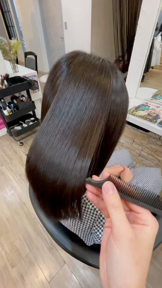 ●【美髪矯正】
今回は縮毛矯正と美髪矯正のメニューの内容の違いをお話ししていきたいと思います!
まず縮毛矯正からご説明しますと、、
1、矯正1剤を髪質に合わせて塗布
2、流してからドライ、アイロンを行います
3、矯正2剤を塗布し流します
こんな感じに約2~3時間かけて行うのが一般的な縮毛矯正です。
では、美髪矯正とは?
上記の縮毛矯正の手順とおおよそ変わりません、、
使用する薬剤にこだわり、独自の栄養を添加したり、お流しの際に髪に合わせた適切な処理剤、栄養剤の塗布。
さらに残臭カット、ダメージの原因を最小限に行うスペシャルな縮毛矯正となっています!