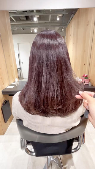 ムラサキ強め  カシスピンク

レイヤーカットで 柔らかさをプラス 