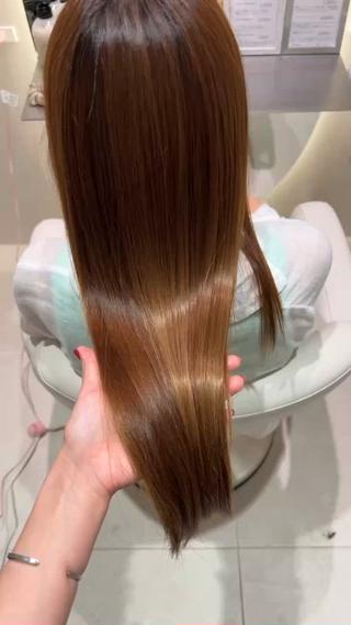 トリートメントのみでこの艶感!!艶や指通りを良くするだけでなくパヤ毛やゴワつき、絡まり、乾燥によるうねりも解消されます!!
トリートメントなのでブリーチ毛や矯正している毛にも安心して艶髪になります
