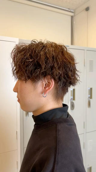 無造作な動きを意識した360°かっこいいツイストスパイラルパーマ 