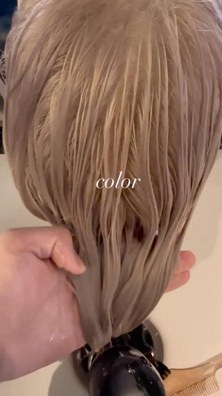 ツーブリーチをしてシャンプー台でのトナーでカラー
ダメージケアトリートメントもしているので髪もツヤツヤです 