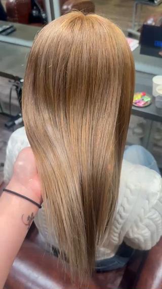 ストレート履歴のある髪から、
ワンブリーチでベージュっぽく︎

何回かにわけてしたい色を目指すことで、
綺麗な髪を保てます◎ 