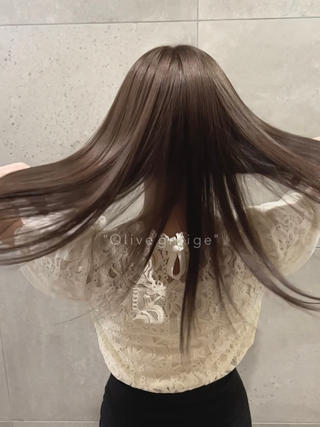 唯一無二の最新トリートメントです

髪の毛に対するダメージは無くパーマ剤なども入っておりません！

約1ヶ月の持続力があります 