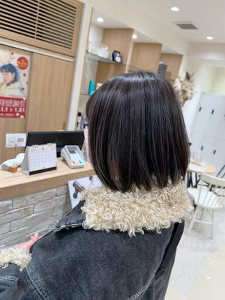 オーダー
・赤みをしっかり消して
・髪の毛が柔らかく見えるように
・まとまりも出して下さい!
ご提案
・赤み消すために濃い~アッシュ入れて
・細い筋を入れると動きも出ます
・まとまるようにコンパクトなボブに