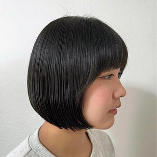 「ワンレングスボブ」

側面をしっかり取り、質感調整で毛量を調節してるのでまとまりやすいボブになってます️ 