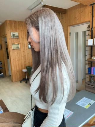 ロング 韓国レイヤー外国人風 透明感カラー髪質改善のヘアスタイル