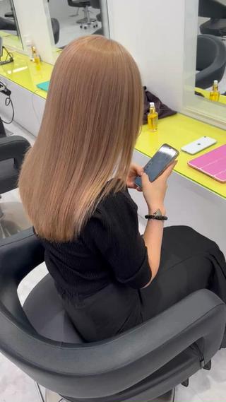 大人気カラーのミルクティーベージュです
bleach×1~2
1度見させて頂いてダメージ最小限で理想の色叶えます 