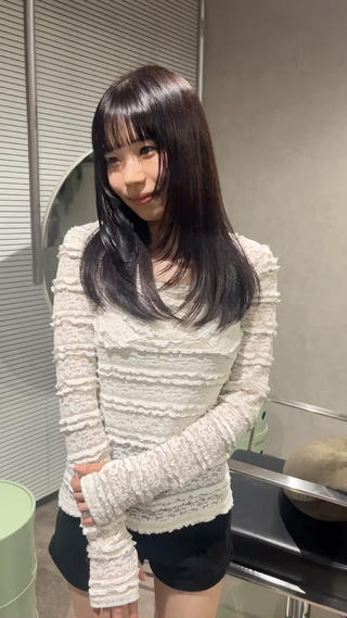 人気のレイヤースタイル
顔周りに入れてあげるだけで
雰囲気も変わりやすいのでちょっとしたイメチェンにも
オススメです