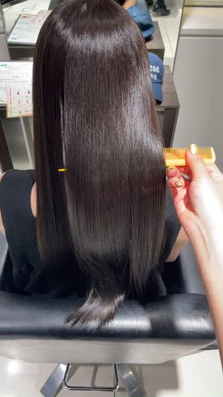 No.1髪質改善プラチナシステム

カラーを繰り返されてる方、ブリーチ毛の方でもツヤツヤになります！


熱との相性がとても良く、熱を与えれば与えるほど艶が出て綺麗な仕上がりになります！


こんなお悩みの方に！
・髪のパサつきがきになる
・枝毛、切れ毛がきになる
・髪にツヤが欲しい 