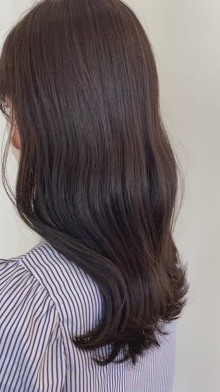 オリーブ、ブルーアッシュ、シルバーなど寒色系を合わせたカラーで、気になる赤みを消して透明感が出るように
スタイリングは32mmのアイロンで波巻きにして、エルジューダの流さないトリートメントとオイルで仕上げさせてもらいました
長く綺麗にカラーしてもらえるように+¥1100でケアカラーに変更して頂けました
後回しにできてしまう髪に気を遣って頂けて、美容師として嬉しく感じました…ありがとうございました。