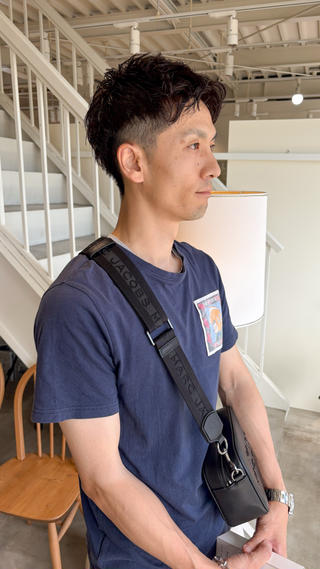 メンズカット×パーマ

直毛で動きが出づらかった髪に、
ナチュラルなパーマを
サイドはスッキリ、トップは無造作な動きで
立体感をプラス！
朝のスタイリングも楽ちんで、
清潔感とこなれ感どっちも叶う万能スタイルです

直毛すぎてお悩みの方、
パーマでグッと扱いやすくなります！
スタイルに迷ったら、ぜひご相談ください

※このメニューではパーマ施術ができないので一度ご相談ください 