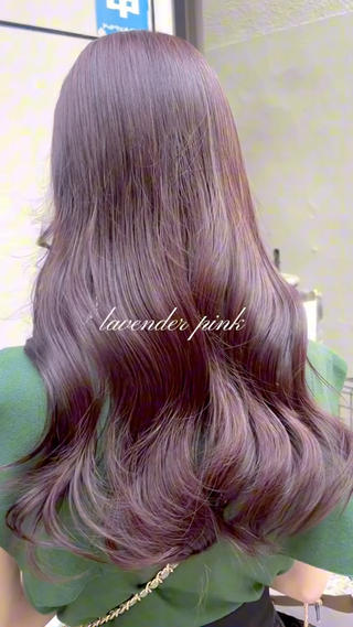 lavender pink 
自然光に当たると色味が増して可愛さup 