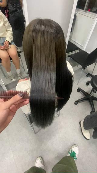 ツヤツヤで2度見される髪質改善️️
カラーと一緒に髪も一緒に綺麗にしていきましょう!! 