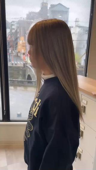 ・モノトーン系のグレージュに。