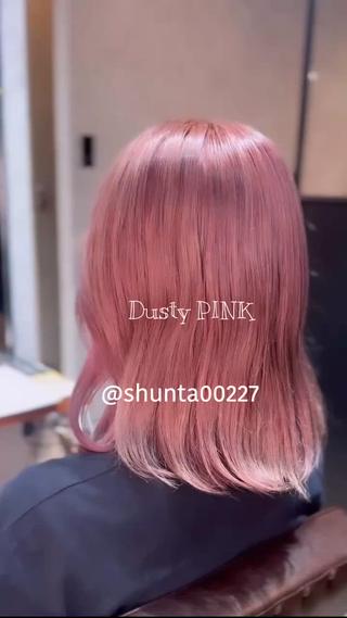 ダスティーピンク くすみピンクカラー
元々一回ブリーチしてベージュを入れていた髪の毛からまたさらにブリーチをしてないてからピンク系のお色と明るめなベージュ系のお色を混ぜながらくすみ系ピンク作りました
とても今人気なくすみ系カラーです
