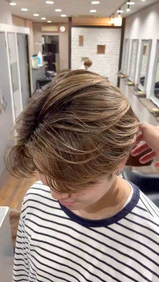 カラー メンズ バレイヤージュ 宮本宗嵩のヘアスタイル