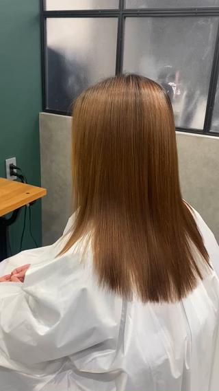 酸性ストレート♪
癖を伸ばしてから髪質改善トリートメントをしていく事がおすすめになります!
トリートメントをしてもなんか綺麗にならなかったという方は癖がある事が原因かもしれません。
膨らむ、うねる、まとまりが悪いなど悩みがある方は是非一度ご相談ください!