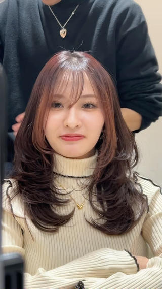 レイヤーカット × 透明感カラー
ナチュラルだけど今っぽい、
動きと束感のあるスタイルが得意です。

・レイヤー入れてみたい
・重さは残したまま動きが欲しい
・透明感のあるカラーにしたい
・スタイリングが楽な髪型にしたい

そんな方、ぜひお待ちしております◎
顔まわりのデザイン・質感調整まで丁寧に作ります！！ 