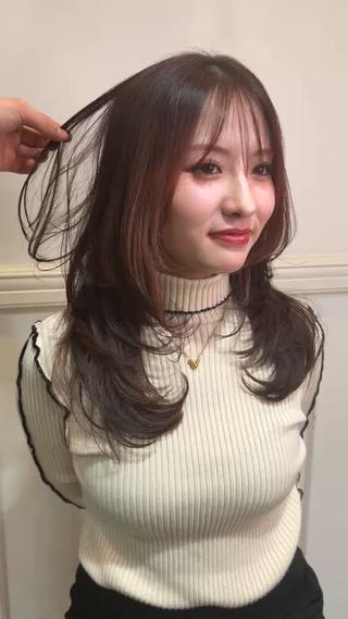 毛先にしっかり段差を入れたザクザクレイヤー。重さを残しながらも動きと束感が出るので、巻かなくても立体感のある仕上がりに。スタイリング次第でカジュアルにも大人っぽくも楽しめる、存在感のあるレイヤースタイルです。 