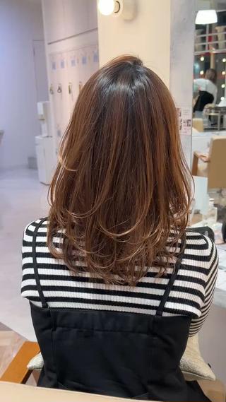 ミディアムレイヤーは
長さを大きく変えなくても、印象とシルエットを一気に変えられるスタイル。

重たく見えやすいミディアムでも、
レイヤーを入れる位置と量を調整することで
動き・軽さ・まとまりを同時に出しています。

巻いた時はふんわり立体感、
ストレートでも毛先が自然に動くので
「何もしなくても形になる」のがポイント。

スタイリングが苦手な方や、
伸ばし途中だけど雰囲気を変えたい方にもおすすめです。

後ろ姿まで綺麗に見えるよう、
首元のラインやシルエットも細かく調整。
ミディアムでもスタイルアップしたい方は、
レイヤーカットをぜひ体感してみてください。 
