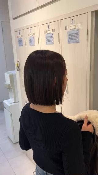 自然にまとまる内巻きボブ。

余計な軽さを出さず、
毛先の重さと丸みだけで内側に収まるよう
ベースのカットを丁寧に整えています。
#ボブ#自然にまとまるボブ#内巻きボブ#外ハネボブ
#タッセルボブ#タンバルモリ#ヘイリーボブ 