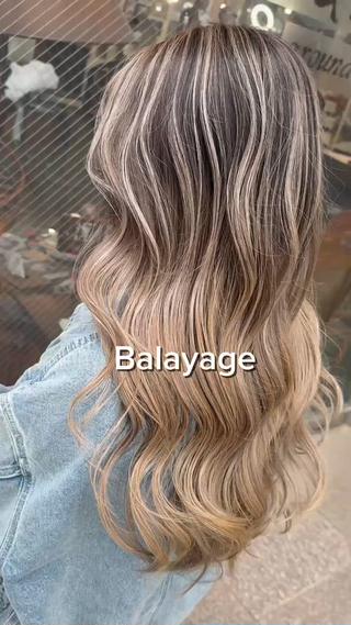 ロング モモカ/ハイトーン /バレイヤージュのヘアスタイル