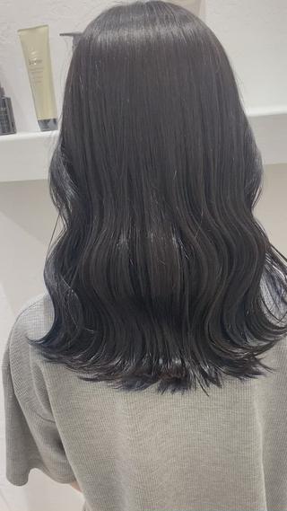 全体は地毛風シアーグレー+インナーはコバルトブルー インナーは2ブリーチで出来ます