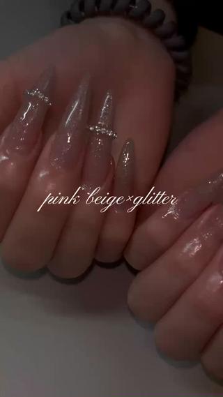 ロングネイル人気です
ワンカラー 6000円
ロングチップ 5000円
ビジュー 1本500円