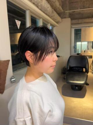 コンパクトショートで扱いやすさ重視︎
耳かけしても可愛いシルエットに仕上げています。

︎ 襟足スッキリさせたい
︎ 乾かすだけで決まる髪型にしたい
︎ マスクやピアスと相性よくしたい

骨格・髪質に合わせて似合わせカットします 