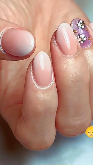 シンプル定額デザインネイルにオプションでグラデーション追加
 