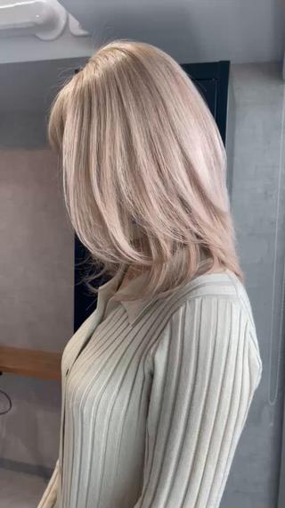 ホワイトベージュカラー♪ダブルカラーも人気です♪
ブリーチの抜き加減もご希望の色味によって調整します、ご相談ください♪
#ベージュカラー
#大宮ブリーチカラー