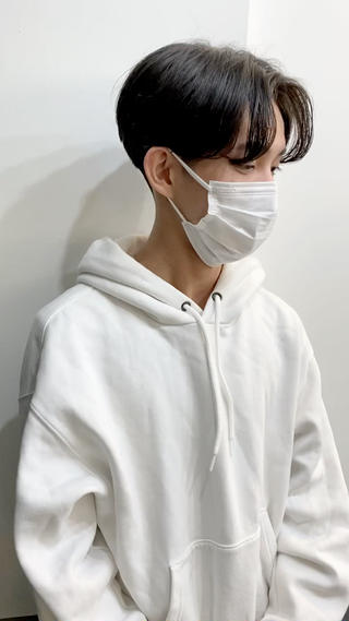 刈り上げ×前下がりセンターパート