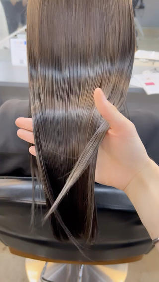 こちらのお客様はブリーチ2回されてましたが、ULTOWA髪質改善トリートメントでここまでウルツヤ髪になりました
本当に良いので、是非一度お試しください◎