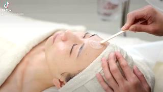 フェイシャルワックスとトリートメントケアを
組み合わせたハイブリッドエステです!
お肌の基礎を整えあらゆる肌トラブルの根本改善を
目標としお肌を美しく育てる美肌技術となります♡
認定サロンのみが使用できる美容液成分が
たっぷりと含まれている、安心安全を第一に考え
無香料・無着色で国内製造された潤艶ワックスを使用!!
さらに、ロジンフリー&低刺激の為
敏感肌の方でも対応可能なメニューとなります◎
毛と一緒に毛穴詰まりを一緒に取り除くことで
明るく艶のあるお肌に仕上がります˖*
ワックスを剥がす際に少し痛みが伴いますが
効果が実感していただきやすい人気のメニューです♡