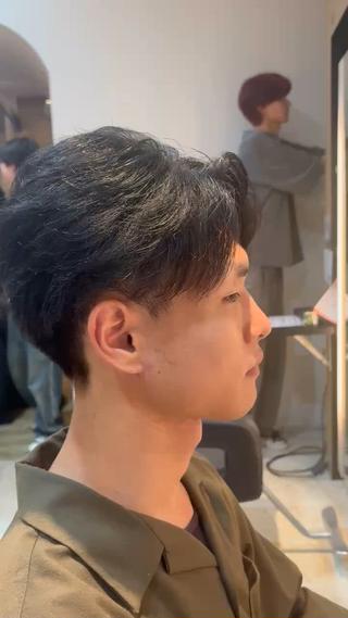 2wayセンターパート
下ろしてもナチュラルなマッシュに仕上がります！
上げでも動画のような前下がりなかっこいいスタイルになります️ 